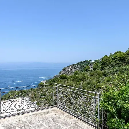 Gina - Infinity Pool - Capri *