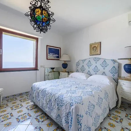 Gina, Villa