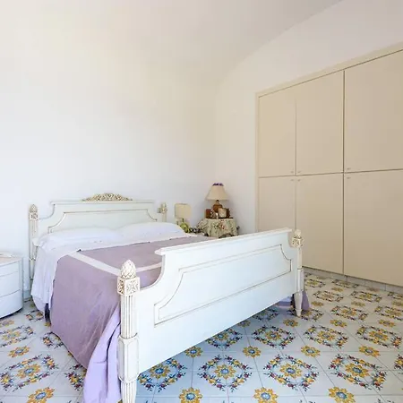 Gina, Villa