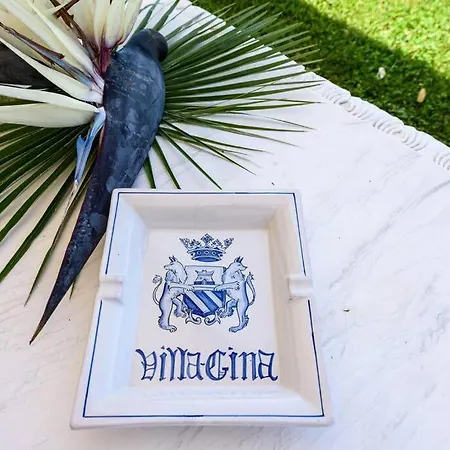 Gina, Βίλα
