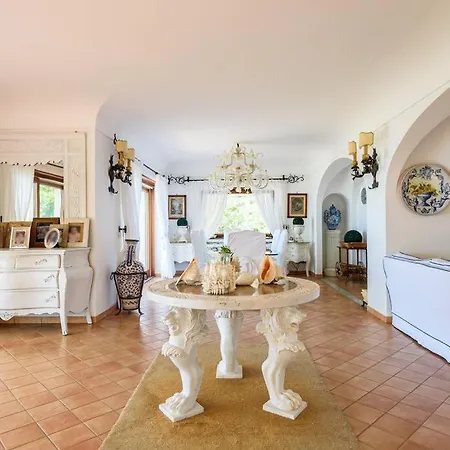 Gina, Villa *