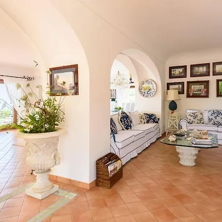 Villa Gina, *