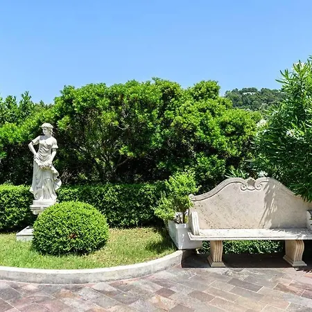 Villa Gina, *